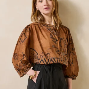 Chemisier marron en voile de coton imprimé