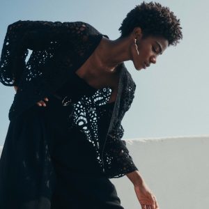 Gilet court ouvert en maille crochet noir