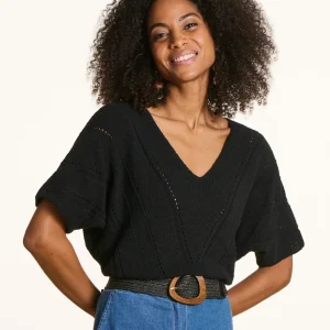Pull ample noir en maille ajourée manches courtes