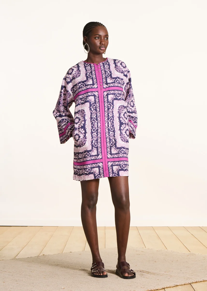 Robe courte droite violet et rose à imprimé foulard – Image 2