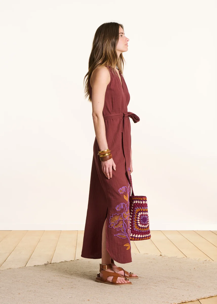 Robe longue sans manches en gaze de coton marron brodée – Image 3